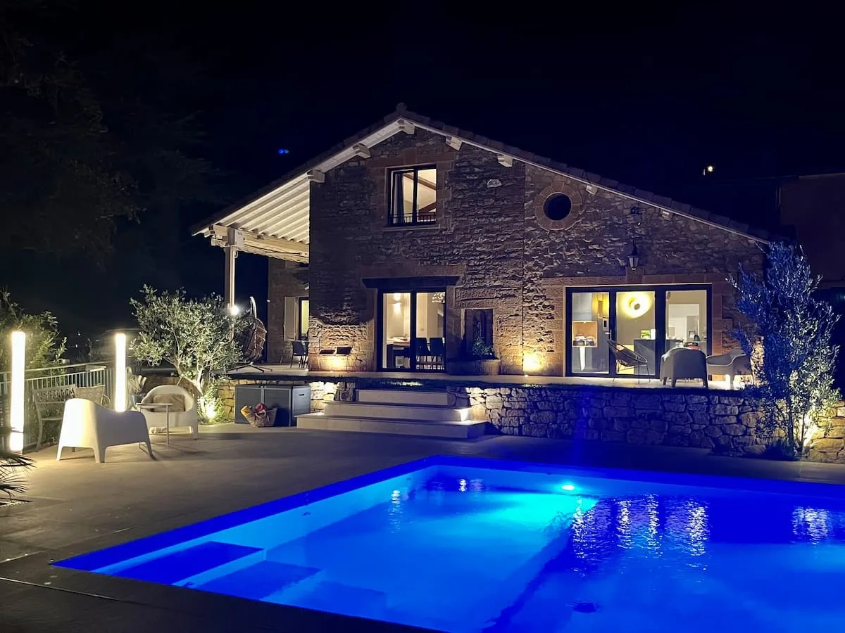 La Demeure du Val — maison et piscine illuminées de nuit