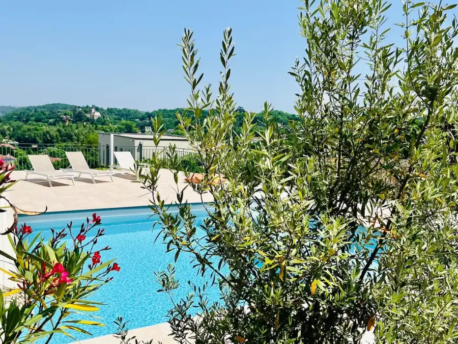 La Demeure du Val — vue panoramique de la piscine extérieure